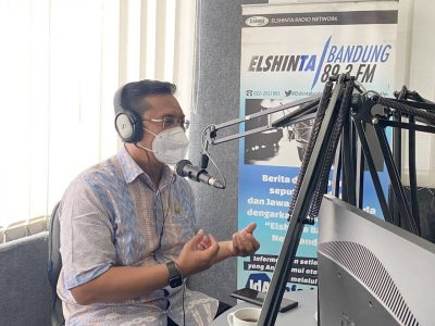 Ketua DPRD Kota Bandung, Tedy Rusmawan, menjadi narasumber di Radio Elshinta Bandung membahas perencanaan pusat kota di Kota Bandung, Kamis, (27/1/2022). Satria/Humpro DPRD Kota Bandung.